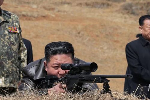 Ông Kim Jong Un thử súng bắn tỉa mới
