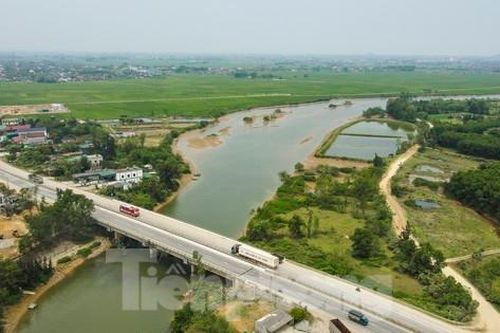 Cầu trên quốc lộ 1A xuống cấp, phải 'chống nạng gỗ'