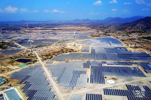 Tin mới về 'lùm xùm' giá điện tạm thời, vướng mắc dự án năng lượng tái tạo
