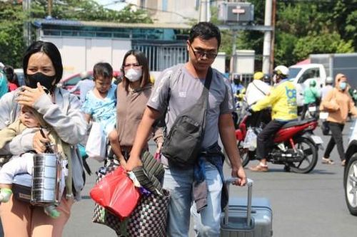 Người dân lỉnh kỉnh đồ đạc rời TPHCM về quê nghỉ lễ giỗ Tổ