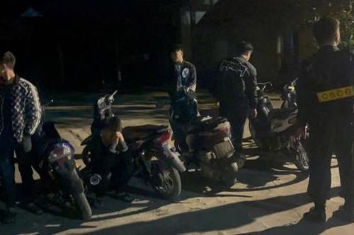 Mật phục bắt giữ hàng chục 'tổ lái' gây náo loạn đường phố