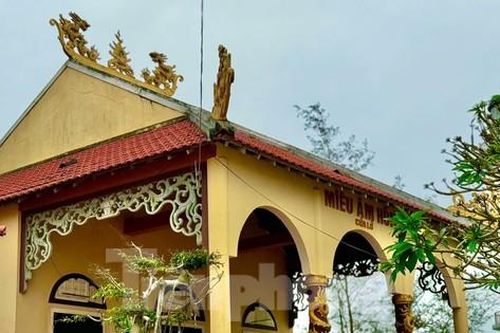 Độc đáo ngôi miếu hình con tàu hướng ra biển ở Quảng Ngãi