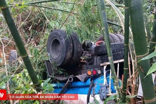 Xe bồn chở nước lao xuống vực, tài xế tử vong