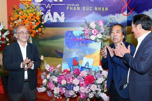 Nhà thơ Thuận Hữu, nhà văn Phan Đức Nhạn ra mắt tác phẩm thắm đượm nghĩa tình