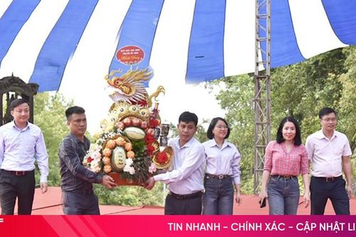 Thành kính dâng cúng vật phẩm lên Quốc Tổ Hùng Vương