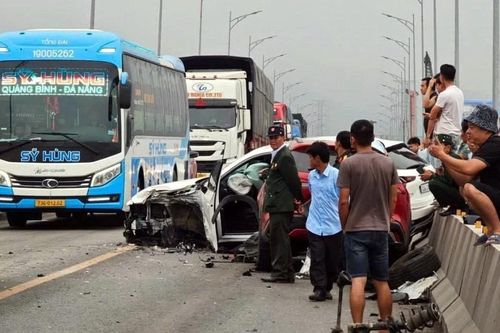 Tai nạn giao thông liên hoàn, Quốc lộ 1A qua Quảng Bình ách tắc nhiều giờ