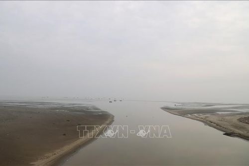 Ngư dân gặp khó do cửa biển cạn dòng khi thủy triều xuống bất thường