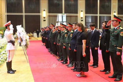 Cộng đồng người Việt Nam tại Lào viếng đồng chí Khamtay Siphandone