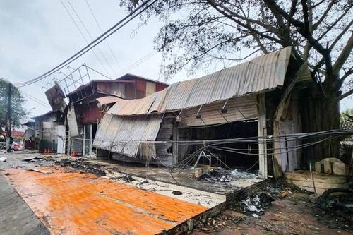 Cháy lớn dãy kiot bán hàng ở Bắc Ninh khiến 1 cháu bé tử vong