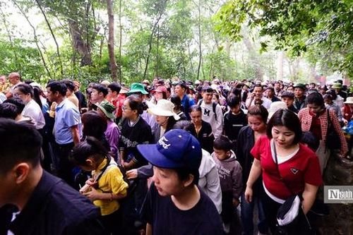 Người dân đổ về Đền Hùng trước ngày Giỗ Tổ Hùng Vương
