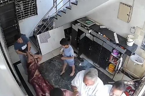 Con dâu kéo ngã mẹ chồng rồi tấn công ngay trong nhà