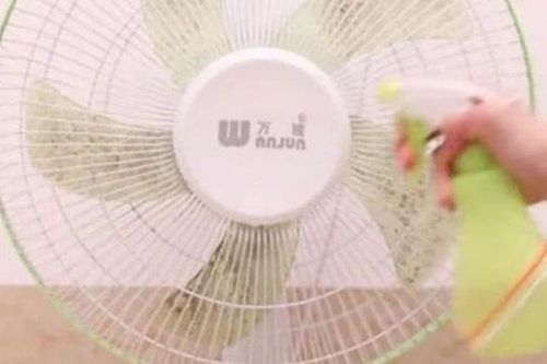 Bí quyết vệ sinh quạt điện sạch bong không cần tháo lắp: Chỉ với một chai xịt tự chế
