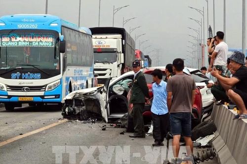 Tai nạn giao thông liên hoàn, Quốc lộ 1A qua Quảng Bình ách tắc nhiều giờ