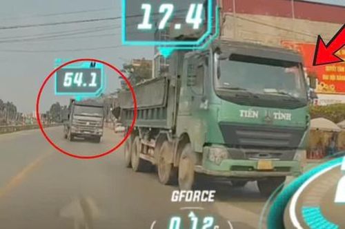 Xe tải thản nhiên đè vạch, nối đuôi nhau đi ngược chiều