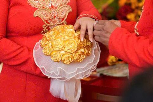 Đám cưới xa xỉ gây choáng: Cô dâu Bình Dương cầm hoa cưới đúc từ 11 cây vàng