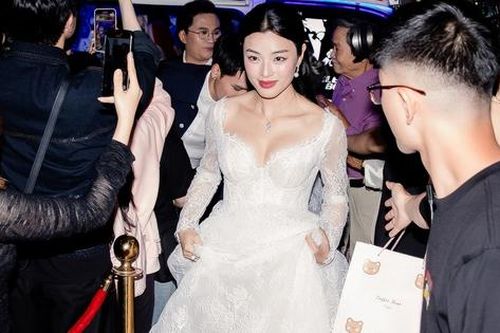 'Giang hồ mạng' quảng cáo nem chua, xe cứu thương đến họp báo phim: Bất chấp để gây chú ý