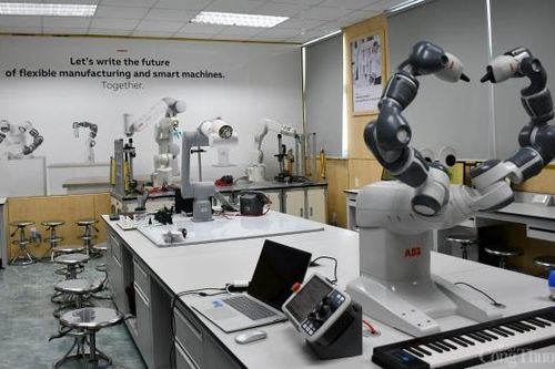 Khám phá phòng lab robot IUH hiện đại nhất Việt Nam