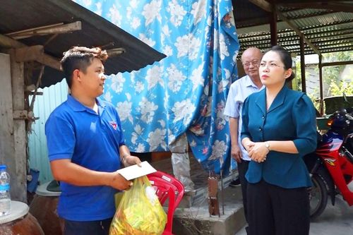 Thăm, động viên lực lượng tham gia cất nhà cho hộ nghèo