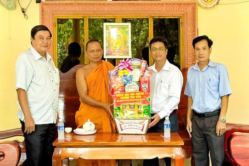 Lãnh đạo huyện Tri Tôn chúc Tết Chol Chnam Thmay 3 chùa Nam tông Khmer