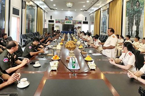 Công an tỉnh An Giang thăm, chúc Tết các đơn vị thuộc lực lượng vũ trang Campuchia