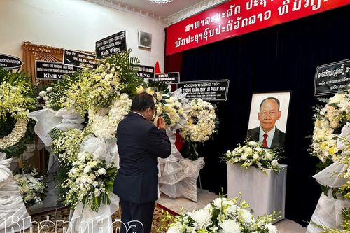 Đoàn đại biểu tỉnh Khánh Hòa viếng đồng chí Khamtay Siphandone