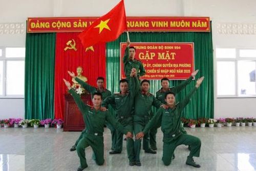 Lãnh đạo các địa phương thăm chiến sĩ mới tại Trung đoàn Bộ binh 994