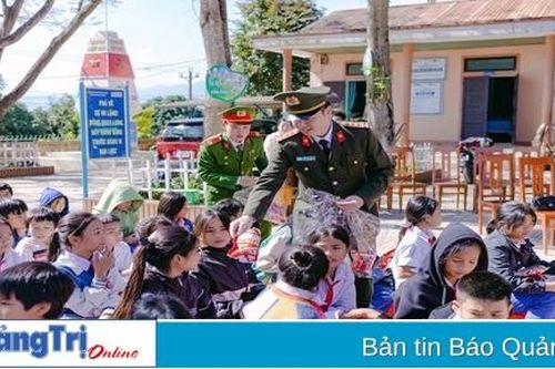 Nhân lên tinh thần 'Vì nước quên thân, vì dân phục vụ'