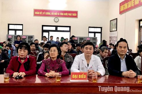 Khám, cấp phát thuốc miễn phí cho người khuyết tật, hộ nghèo xã Đông Thọ