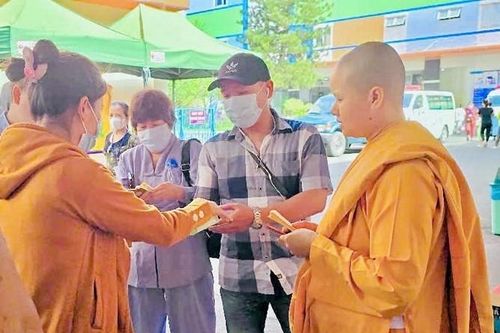 Tịnh xá Ngọc Phương tặng quà tại Bệnh viện Nhi Đồng 1 (TP.HCM)