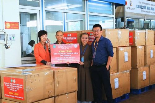 Hơn 70 tấn hàng hóa từ chùa Long Hưng (Hà Nội) đang trên đường chuyển đến Myanmar hỗ trợ nạn nhân động đất