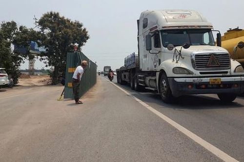Hải Dương: Bất cập hàng rào tôn lấn gần một làn đường trên Quốc lộ 5