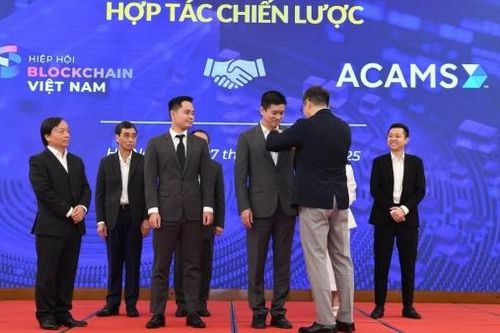 Hai người Việt Nam đầu tiên nhận chứng chỉ phòng, chống rửa tiền từ ACAMS