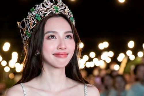 Hoa hậu Thùy Tiên bị tạm hoãn xuất cảnh