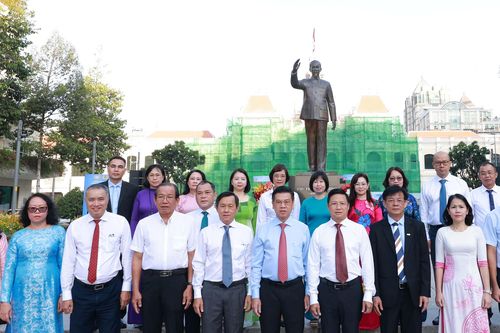 Mỗi cán bộ ngân hàng tự hào làm việc ở thành phố mang tên Bác