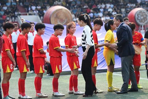 Bóng đá nữ Việt Nam và Thái Lan từ thông điệp Madam Pang