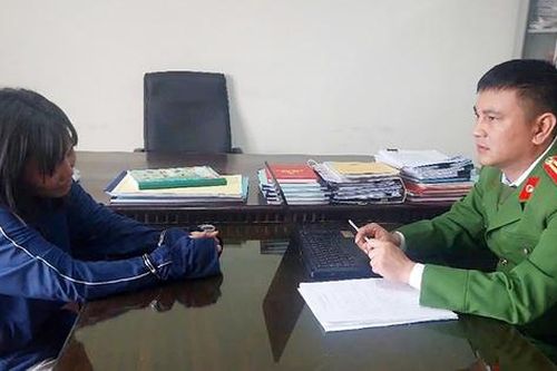 Đối tượng nữ bị truy nã ngỡ ngàng khi bị bắt tại khách sạn