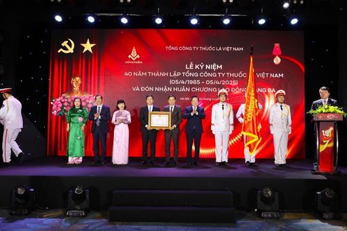 Vinataba đón nhận Huân chương Lao động hạng Ba