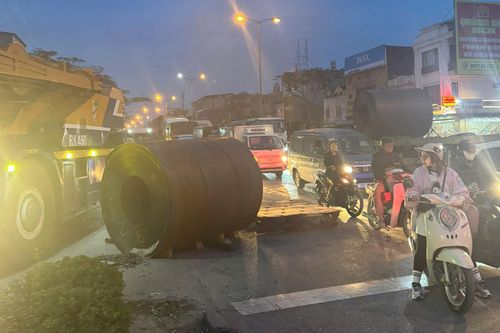 Hải Phòng: Tài xế làm rơi cuộn tôn 28 tấn xuống đường bị phạt 10 triệu đồng