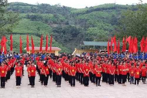 Đoàn Thanh niên Vietcombank trao tặng học bổng 'Vững tương lai' tại Nghệ An