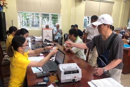 Các trường hợp tạm dừng hưởng lương hưu, trợ cấp BHXH hằng tháng