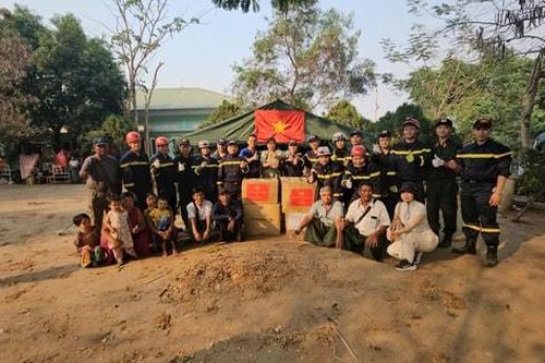 Công an Việt Nam hỗ trợ y tế người dân vùng động đất ở Myanmar