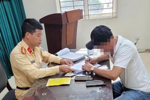 Hà Nội: Liên tục chuyển làn trên Đại lộ Thăng Long, tài xế ô tô 29 chỗ bị xử lý
