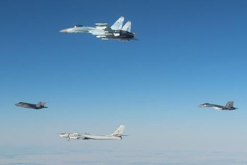 Su-35S Nga chạm mặt F-35 Mỹ trên bầu trời Alaska