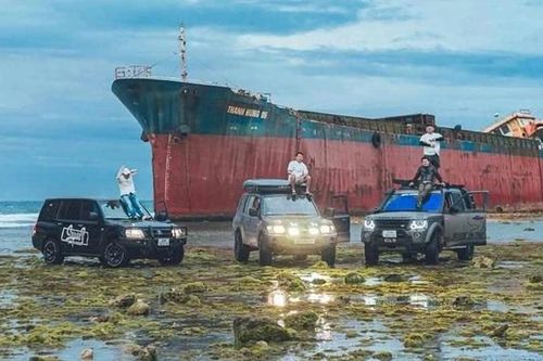Bức xúc hình ảnh nhóm du khách điều khiển ô tô dàn hàng ngang 'cày nát' bãi rêu nổi tiếng