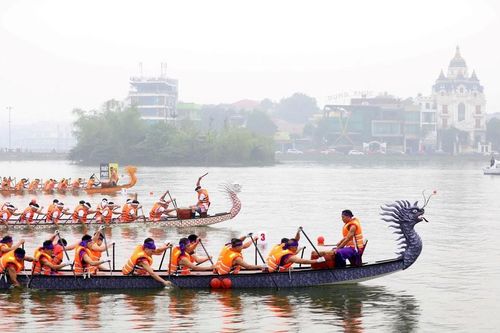 Phú Thọ: Giải thi bơi chải thu hút khách du lịch tới Lễ hội Đền Hùng