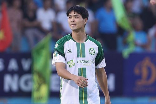 Công Phượng trở lại với cú sút chạm xà
