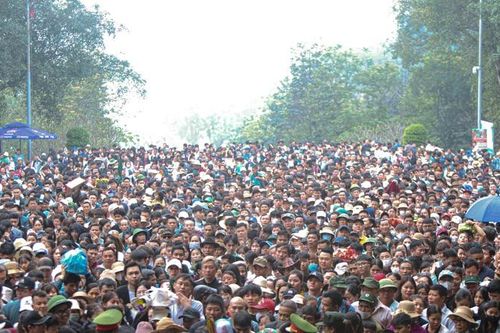 Hàng nghìn người về đền Hùng dâng hương trước ngày chính lễ Giỗ Tổ