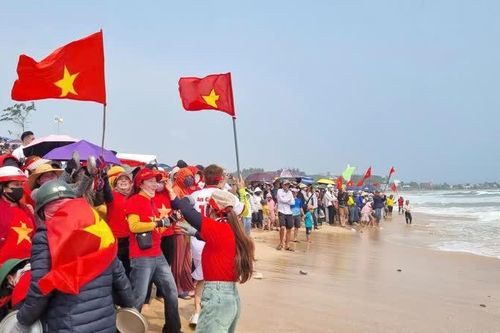 Hàng nghìn người đổ ra biển cổ vũ hội đua thuyền nhân ngày Giỗ Tổ