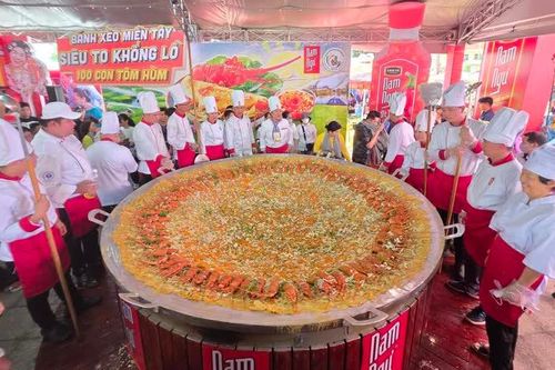 Về Cần Thơ thưởng thức bánh xèo nhân tôm hùm, bánh chưng khổng lồ