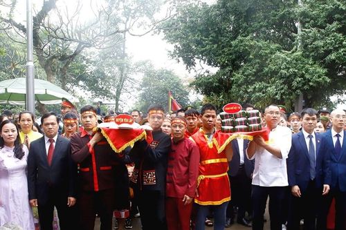 Dâng bánh chưng, bánh giầy lên các Vua Hùng: Tấm lòng thành kính tri ân Quốc Tổ